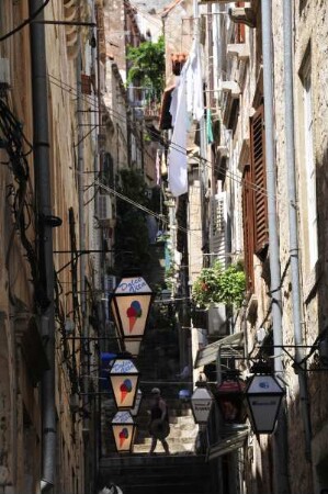 Dubrovnik - Enge Gasse : Schmale Gassen führen steil hinauf in die Oberstadt. Aufgenommen am 2. Juli 2010 in Dubrovnik