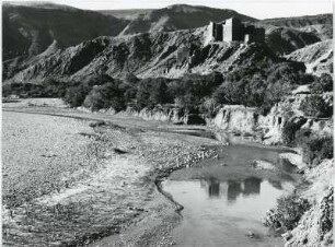 Kasbah bei Tinghir : Eine auf einer Anhöhe gelegene Kasbah an einem Wadi in Marokko, vermutlich nahe der marokkanischen Stadt Aït-Ben-Haddou.