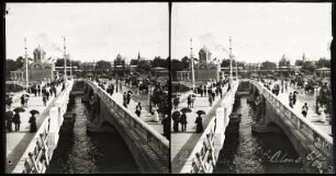 Paris. Weltausstellung 1900. Spaziergänger auf der Passerelle und dem Pont de l'Alma