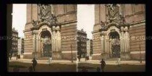 Passanten am Portal der St. Michaeliskirche, Hamburg