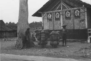 Am Wege von Yogyakarta nach Borobudur : Töpfereiwarenhändler