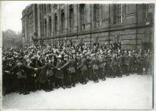 Nationalsozialisten begrüssen Adolf Hitler bei seiner Ankunft am Moabiter Schwurgericht