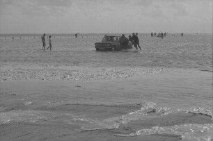 St. Peter-Ording, Böhl: Hochflut überschwemmt Parkplatz, Autos im Wasser