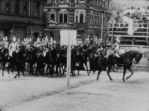 Königsparade zum Geburtstag Friedrich August III., Einmarsch vom Bischofsweg auf den Alaunplatz