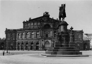 Dresden (Sachsen). Ansicht des Theaterplatzes (Adolf-Hitler-Platz) mit dem König-Johann-Denkmal und der Semperoper