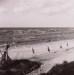 Greifswalder Bodden. Strand bei Lubmin mit trocknenden Netzen