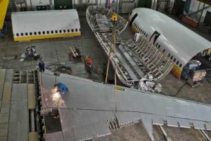 Flugzeug-Recycling am Airbus A 300. eine Tragflaeche wird abgetrennt, auf dem Boder der Halle liegen weitere grosse Teile : AMS, Air Maintenance Services. Das Unternehmen ams bietet einen umfangreichen Leistungs- und Dienstkatalog fuer die allgemeine Luftfahrt. Mit qualifiziertem Personal von der Planung bis zur Durchfuehrung eine kundenorientierte Lösung. Zertifizierung nach den Richtlinien der European Aviation Safety Agency (EASA). Leistungsuebersicht: Wartung von Verkehrsmaschinen, A-Check, C&D-Check, Modifikationen, Kabinen, Komponenten, Struktur, Triebwerke, Fahrwerke, AOG Service, Storage von Flugzeugen, Instandhaltung, Instandhaltung von Bauteilen und Baugruppen, Maler & Lackierarbeiten, Reparatur, Instandsetzung, Ersatzteile-Wechsel, Zerlegung, Demontage, Recycling