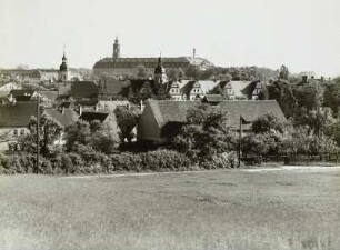 Wermsdorf, im Hintergrund Schloß Hubertusburg, Bildmitte: Altes Jagdschloß, links davon Dorfkirche