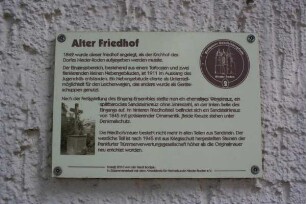 Torbau des Alten Friedhofs mit Lindenallee, Kreuz und Friedhofskreuz (Friedhofsanlage); Rodgau, Friedensstraße 2, Friedensstraße