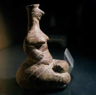Die große Göttin : Iraklion. Archäologisches Museum, V 175. Neolithisches Idol der Großen Mutter, Steatopygie. Aus Kato Chorió bei Ierápetra, um 3500 v. Chr.