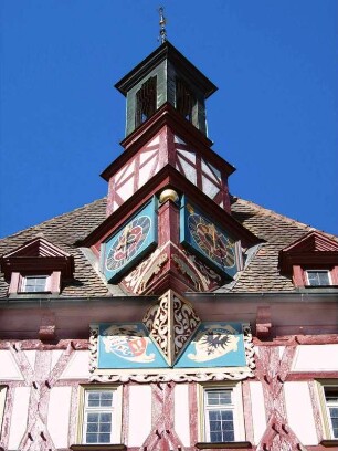 Rathaus von Osten -Dacherker Giebelseite miz Wappen und farbiger Bemalung sowie Fachwerk (Jahr 1441 mit hölzernen Nägeln)