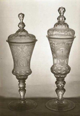 Links: Deckelglas im Geschmack der Bérain. Art des Kießling. Rechts: Deckelglas mit Ehrensäule, Königskrone und Adler