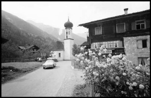 Partenen: Bauernhaus und Kirche