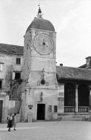 Trogir: Uhrturm neben der Loggia am Stadtplatz