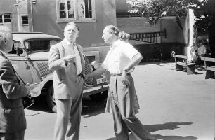Basel, Schweiz: Komödie Basel; Immy Schell, Leopold Biberti, Dir. Karter; Gruppen im Hof