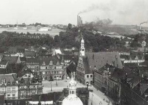 Zwickau, Stadt : Zwickau. Hauptmarkt mit Gewandhaus und Rathaus. Blick vom Turm der Marienkirche nach Osten gegen Vertrauensschacht