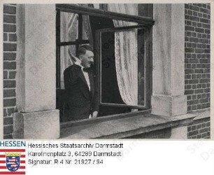 Hitler, Adolf (1889-1945) / Sammelwerk Nr. 15 'Adolf Hitler', Bild Nr. 100, Gruppe 67 / Porträt Adolf Hitlers am Fenster des Festspielhauses in Bayreuth, Halbfigur