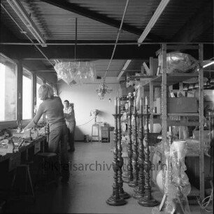 Carl Prediger K.G.: "Lampen-Prediger": Fabrik für Beleuchtungskörper: Gewerbegebiet Nord: Kornkamp: Einweihung: Fabrikationshalle: Innenansicht: Arbeiter, Kronleuchter und Stehlampen