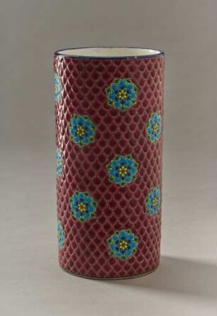 Hoher Becher mit Schuppenmuster und roten Blumen