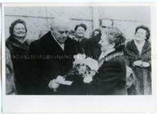 Lotte Ulbricht gratuliert Wilhelm Pieck zum 84. Geburtstag