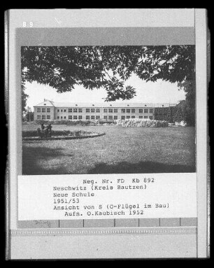 Neschwitz, Parkstraße 12. Neue Schule (1951/1953). Parkansicht mit Brunnen von Süden (Ostflügel noch im Bau)