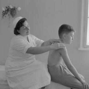 Gesundheitsvorsorge eines Kindes im Kindersanatorium in Bankja