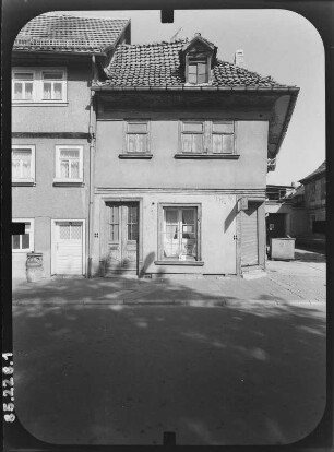 Arnstadt, Längwitzer Straße 14. Wohnhaus mit Laden. Straßenfront
