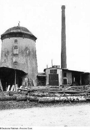 Relikt einer Turmwindmühle, Sachsen (vor 1945). Nachnutzung wohl als Sägewerk. Ansicht mit Anbau und Schornstein