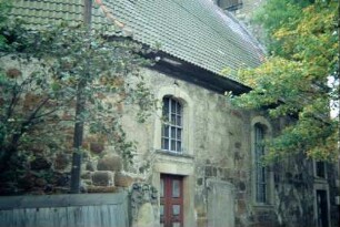 Langhaus-Nordwand der Kirche von Ost; Grabplatten an der Wand