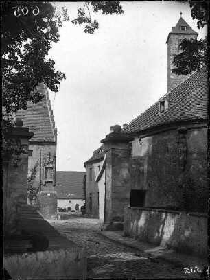 Blick von der Seebener Straße, am Eingang zur Domäne Giebichenstein. Mit dem Torturm rechts und dem Kornhaus links.