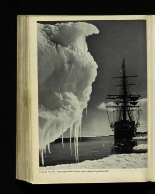 31. In der Antarktis - links ein gestrandeter Eisberg, rechts englisches Expeditionsschiff