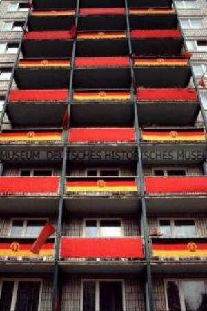 Geschmückte Balkone zum 39. Jahrestag der DDR