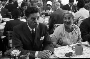 Nobelpreisträgertagung 1960 Mediziner; Bayrisches Frühstück am Tisch: Philip S. Hench, Frau Kidderlen