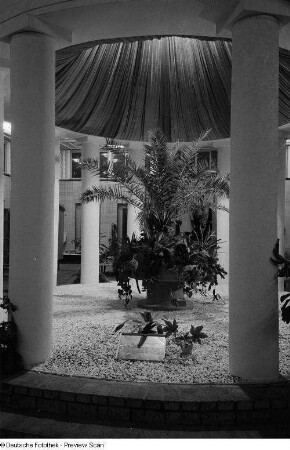Innenaufnahme des Indischen Pavillons der Leipziger Herbstmesse 1954