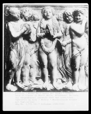 Reliefs der Sängerkanzel (ehemals über der nördlichen Sakristei im Dom) — Musizierende Kinder mit Tambourinen