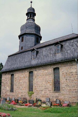 Kirche mit Dachreiter; Friedhof