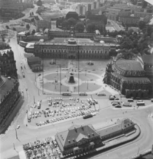 Theaterplatz in der Inneren Altstadt von Dresden : Blickrichtung Südwesten zum Zwinger