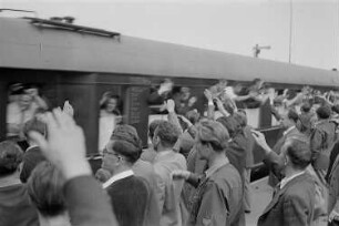 Abreise der sowjetischen Delegation vom Ostbahnhof Berlin : Abschiedsszene auf dem Ostbahnhof
