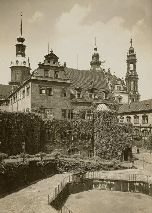 Dresden, Stallhof und Kanzlei : Dresden, Stallhof. Blick vom Johanneum über die Pferdeschwemme auf die Kanzlei und den Langen Gang