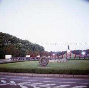 FDJ-Studentensommer: Aufmarsch der Studentenbrigaden am Sowjetischen Ehrenmal im Treptower Park