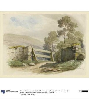 Landschaft mit Steinmauer und Tor