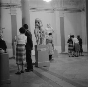 Dresden. Staatliche Kunstsammlungen Dresden, Ausstellung "Der Menschheit bewahrt", Albertinum, Besucher in der Skulpturensammlung