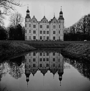 Ahrensburg: Schloss Ahrensburg: vorn Schlossgraben: hinten Bäume: Blick von der Lübecker Straße Richtung Nordwesten