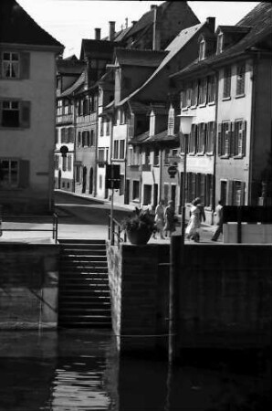 Überlingen: Hafenstraße mit Treppe zum Hafen im Vordergrund