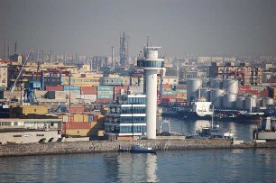 Neapel - Hafenanlage : Containerhafen und Hafen-Tower Neapel, aufgenommen 2006