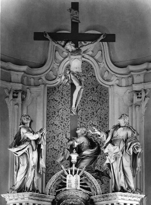 Hochaltar mit Kreuzigungsgruppe : Hochaltar mit Kreuzigungsgruppe (um 1774 und um 1790). Kempten (Allgäu)-Hirschdorf, Kapelle Sankt Magdalena