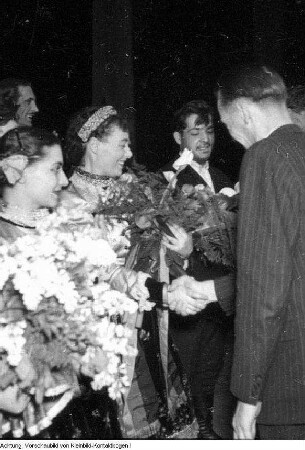 Dresden, Bühlau, Kurhaus. Gründungsparteitag der SED. Wilhelm Koenen, Mitglied des Zentralkomitees der Kommunistischen Partei Deutschlands (KPD), nach seiner Teilnahme an der Gründung der SED in Sachsen, 7. April 1946 & Dresden, Bühlau, Kurhaus. Gründungsparteitag der SED. Wilhelm Koenen, Mitglied des Zentralkomitees der Kommunistischen Partei Deutschlands (KPD), 7. April 1946 & Dresden, Bühlau. VKHS, 1946