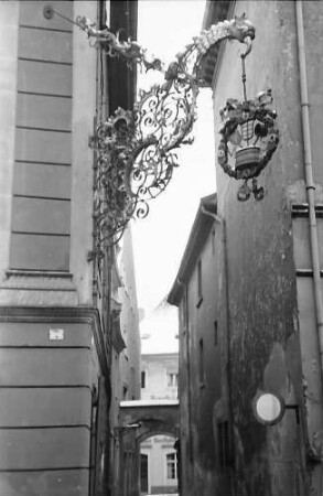 Freiburg i. Br.: Wirtshausschild am Großen Meierhof mit Gasse