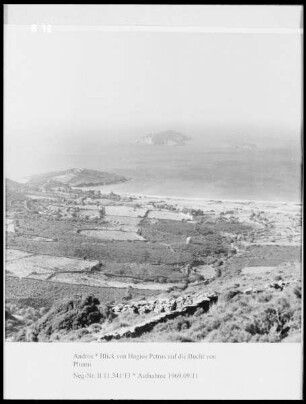 Blick von Hagios Petros auf die Bucht von Phurni an der Westküste der Insel Andros