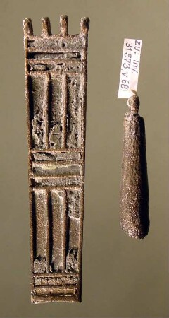 Platte mit Scharnier (das größere Teil bildete ursprünglich vermutlich die Geissel einer sehr großen ägyptischen Osirisstatuette)